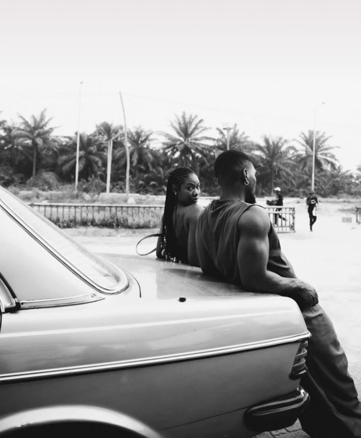 Couple dans une voiture vintage