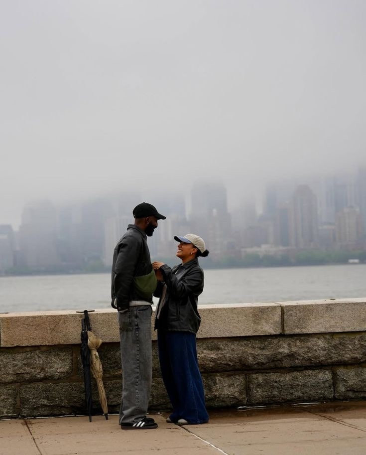 Couple face à la mer